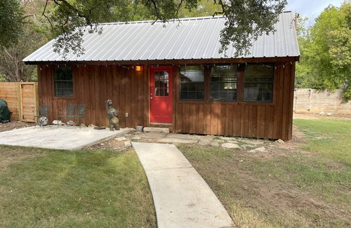 Austin Cabin | Cozy, west Austin cabin near Lake Austin, & within 15 miles of downtown