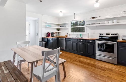 Moores Chapel House | Cozy Whitewater Center Retreat—Great for Groups!