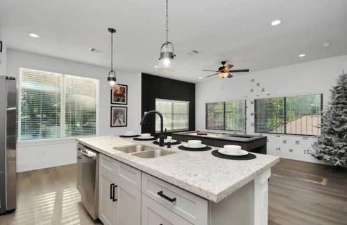 Northside Apartment | Cozy Winter themed 2bdr Apt near Downtown!nn