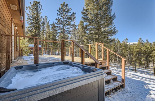 Bailey House | Cozy Wolfcamp Chalet with Hot Tub, Views & Fast Wi-Fi