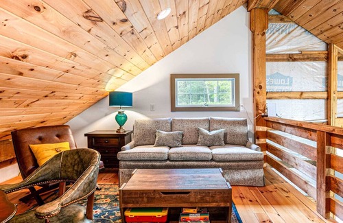 Bynum Cottage | Cozy Wooded barndominium near Chapel Hill