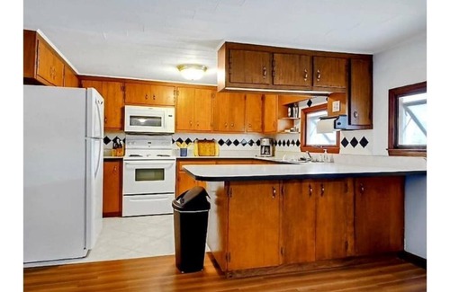 Litchfield Cottage | Cozy Year-round Lakefront 3 Bedroom 2 bath on Sand Pond with stunning view.