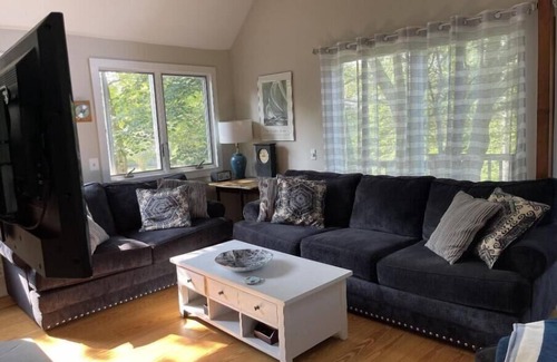 Charlestown House | Cozy yet spacious beach home - minutes from Charlestown beaches, BeachPass incl.