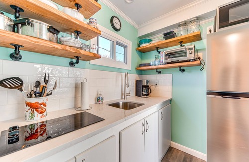 York Beach Apartment | Cozy York Studio w/Ocean View, Steps to Beach!