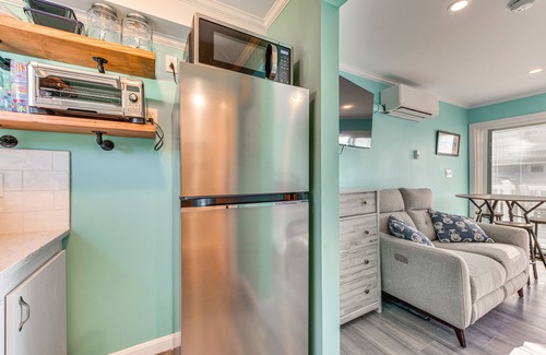 York Beach Apartment | Cozy York Studio w/Ocean View, Steps to Beach!