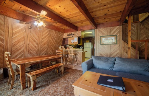 Mariposa Cabin | Cozy Yosemite Wood Cabin: A Serene Retreat in Nature! Pet Friendly with WiFi