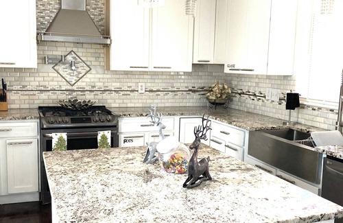 Aurora House | Cozying &Stylish Charming home 3,900sq AC, WiFi upscale Aurora 15 minutes of DIA