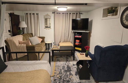 SeaTac House | CozyPrivate Peaceful 7mins>Airport Front Door Parking Pet Friendly Lodge Duplex