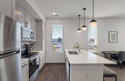 Indianapolis Apartment | CozySuites Ayr | parking, pool, gym #03