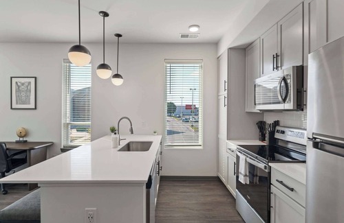 Indianapolis Apartment | CozySuites Ayr | parking, pool, gym #04