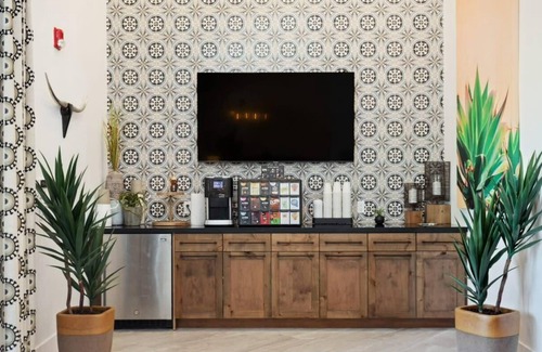 Chandler Apartment | CozySuites Chandler 2BR with 2 pools + Jacuzzi! 05