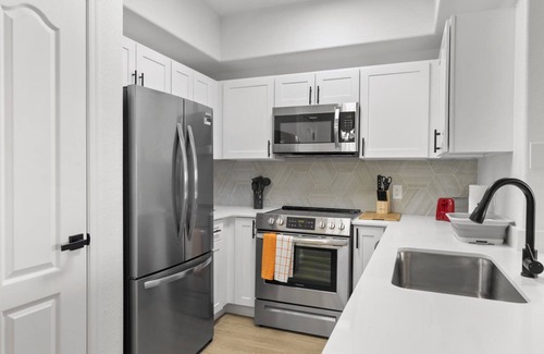 Chandler Apartment | CozySuites Chandler with 2 pools, jacuzzi, arcade! 06