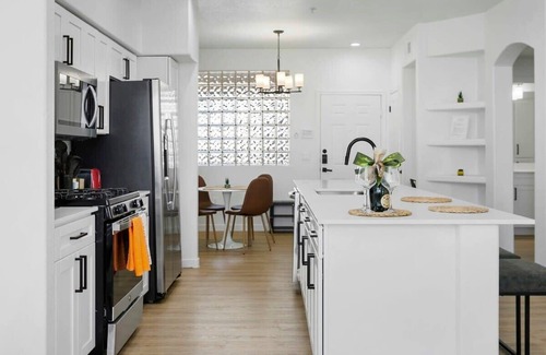 Glendale Sports and Entertainment District Apartment | CozySuites Glendale by the stadium with pool 09