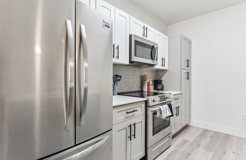 Glendale Sports and Entertainment District Apartment | CozySuites Glendale - Westgate with pool! 06