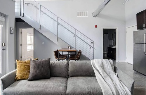 Cole-Noble District Apartment | CozySuites Indy Loft 2BR Monument Circle