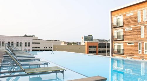 Cole-Noble District Apartment | CozySuites l 2BR Monument Circle Indy