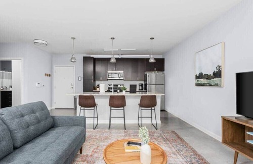 Cole-Noble District Apartment | CozySuites l Bold 1BR, Monument Circle, Indy