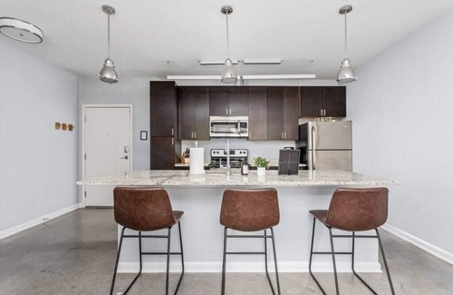 Cole-Noble District Apartment | CozySuites l Bold 1BR, Monument Circle, Indy