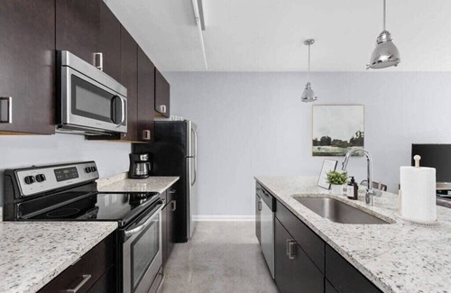 Cole-Noble District Apartment | CozySuites l Bold 1BR, Monument Circle, Indy