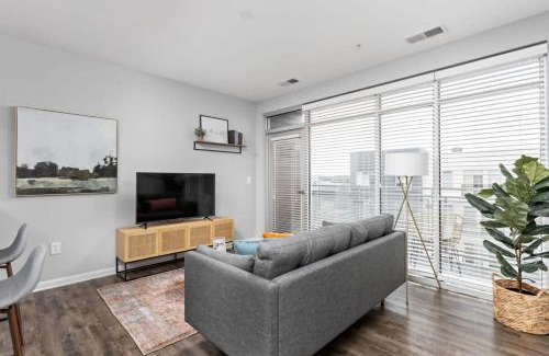 Cole-Noble District Apartment | CozySuites l Roomy 1BR, Monument Circle, Indy