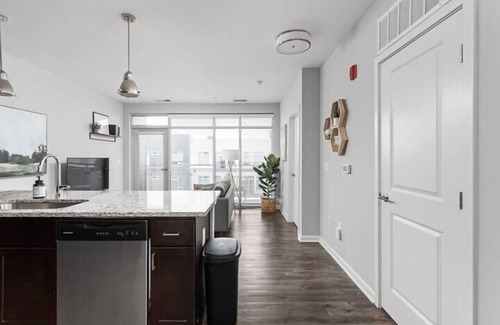 Cole-Noble District Apartment | CozySuites l Roomy 1BR, Monument Circle, Indy