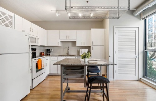 Mill District Apartment | CozySuites Mill District with pool, gym #07