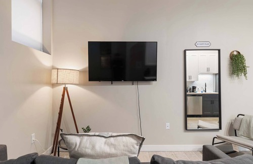 Downtown Cincinnati Apartment | CozySuites Modern 1BR | OTR District #03