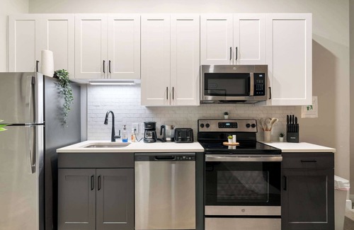 Downtown Cincinnati Apartment | CozySuites Modern 1BR | OTR District #03