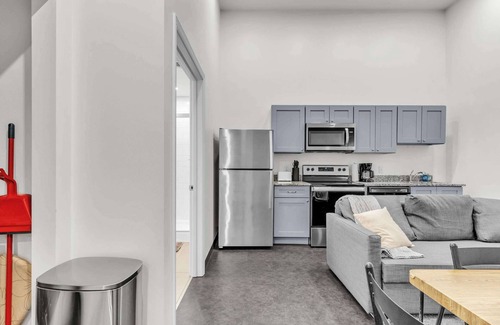 Cultural District Apartment | CozySuites Modern 1BR in Downtown Pitts #19