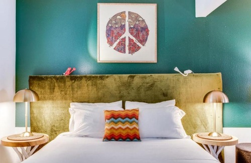 Barton Hills Apartment | CozySuites Studio Skyline Barton Creek #01