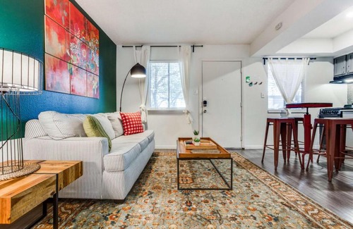 Barton Hills Apartment | CozySuites Studio Skyline Barton Creek #01