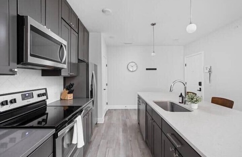 Meridian-Kessler Apartment | CozySuites Upscale Modern 2BR Broad Ripple