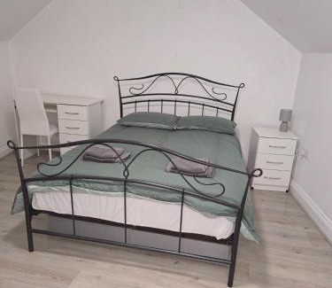 Waddon Apartment | CR0 Purley Way Serviced Accommodation