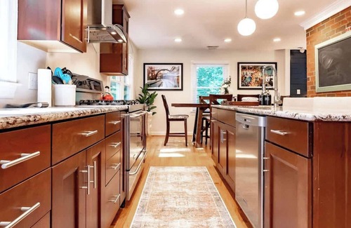 Northwest Raleigh House | Crabtree Valley Retreat - Lenovo Center, RDU, UNC Rex