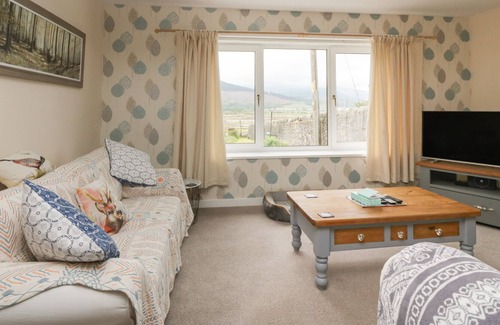 Kilmun Cottage | CRAIGEND COACH HOUSE, pet friendly, with a garden in Dunoon
