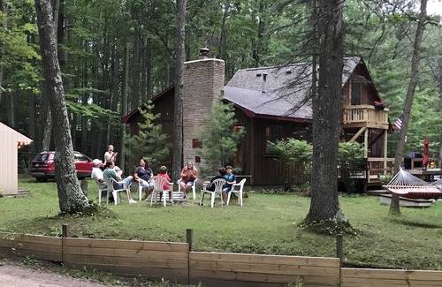 Harrison House | Cranberry Chalet (PET Friendly!)