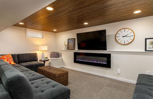 Ames House | Crane Haven - Walk to CyRide Games & Grill