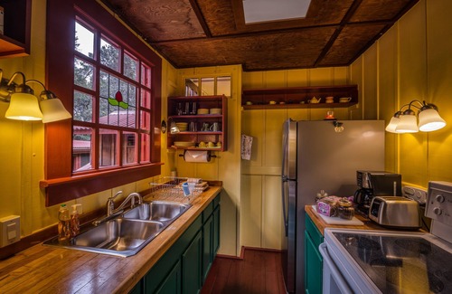Volcano Cabin | crater rim cabin garden view