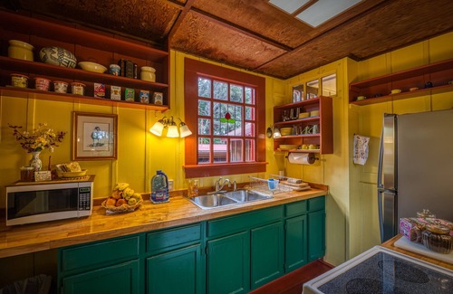 Volcano Cabin | crater rim cabin garden view