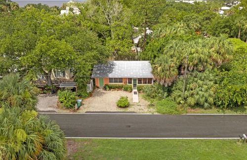 Cedar Key Cottage | Creamsicle Cottage is pet friendly and walkable to downtown & sunsets