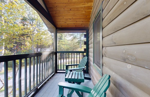 Northport Cabin | Create memories in this dog-friendly cabin w/fireplace, AC & near hiking
