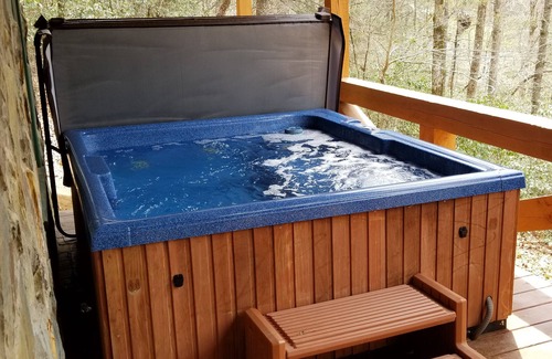 Dial Cabin | Creek!3BR3BA+Loft/!GameRoom!Slps 9!Wrap Around Deck!