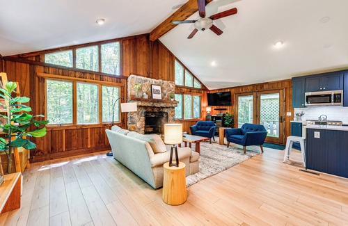 Pocono Pines Cottage | Creek Access & Deck: Family Pocono Pines Cottage