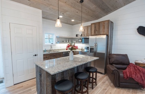 Franklin Cabin | Creek front, Hot Tub, Starlink Wi-Fi, Firepit
