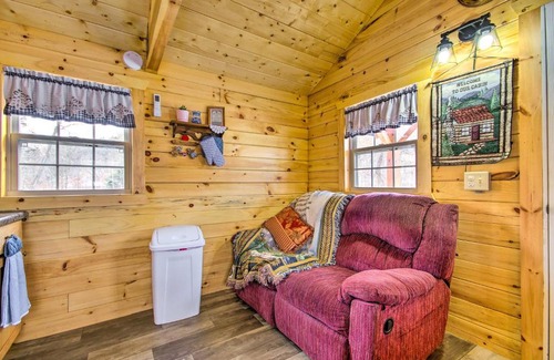 Florence House | Creek Views and Grill Idyllic Florence Cabin