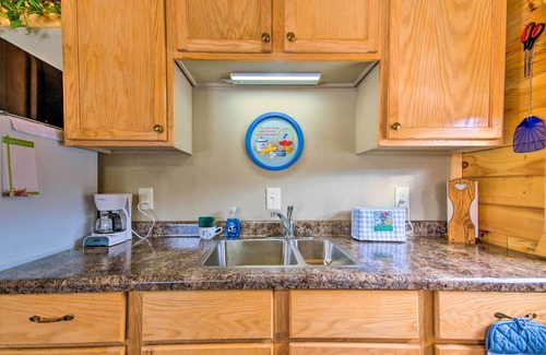 Florence Cabin | Creek Views & Grill: Idyllic Florence Cabin