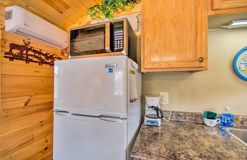 Florence Cabin | Creek Views & Grill: Idyllic Florence Cabin
