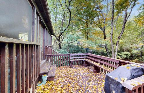 Newland House | Creekfront Cabin