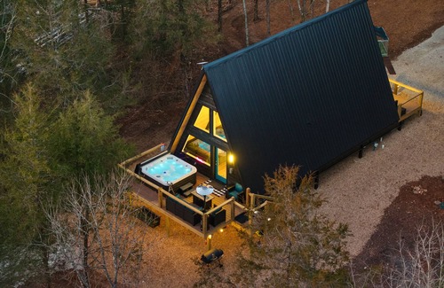Omaha House | Creekside A-frame Hot Tub 1st FL King Suite🖤PET