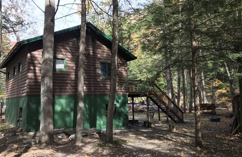 East Stroudsburg House | Creekside cabin home ENJOY PEACE/BEAUTY in LUXURY with quality bedding&MUCH MORE